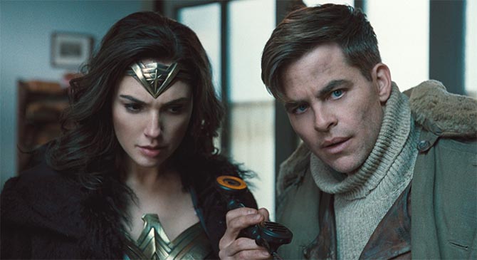 Diana (Gal Gadot) with Steve Trevor (Chris Pine) receiving information over the phone about the enemy. Photo Warner Brothers