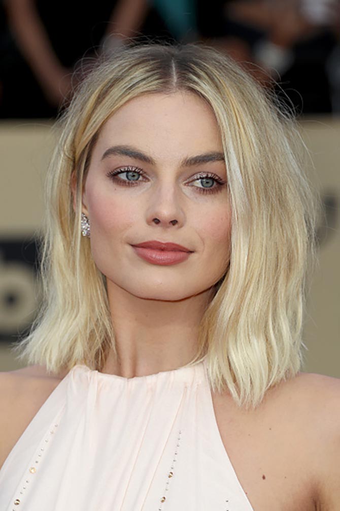 Margot Robbie in Tiffany earrings at the 24th Annual Screen Actors Guild Awards.