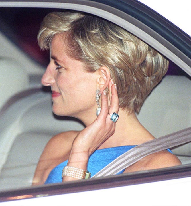 Diana wearing her aquamarine ring and pearl and aquamarine bracelet in 1996. Photo Getty