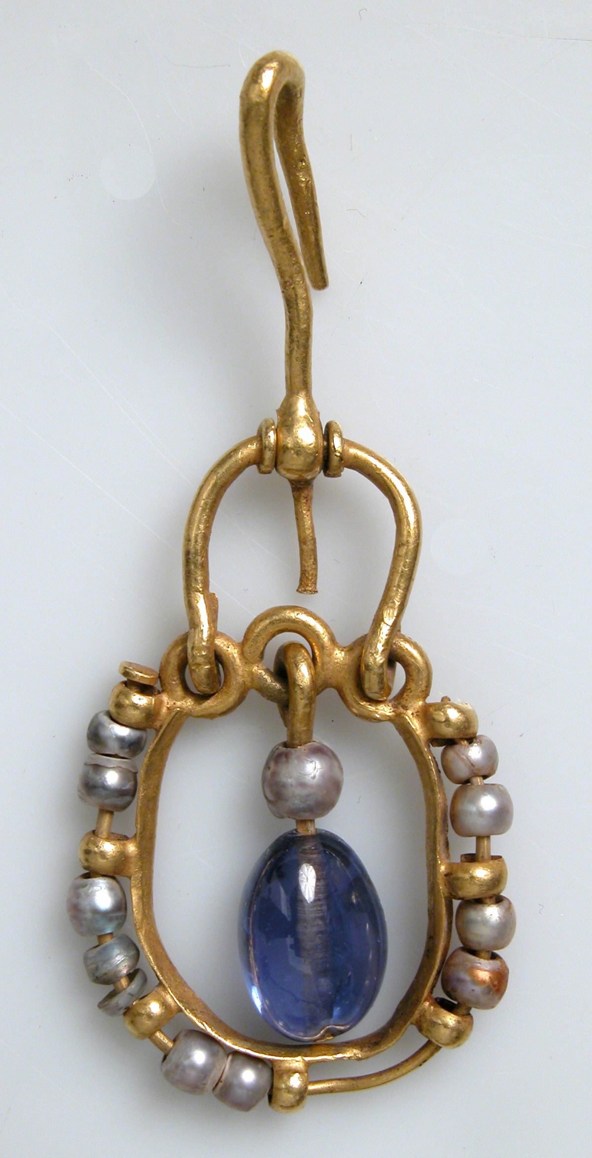 Byzantine sapphire, pearl and gold earring made during the 6th to 7th century. Photo MET Museum