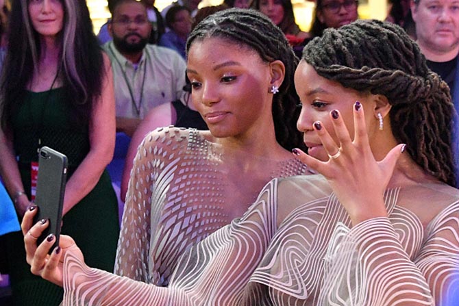 Nominees Chloe x Halle donned Tiffany diamond jewelry, including an aquamarine ring, gold Tiffany T rings and Tiffany Victoria earrings. 