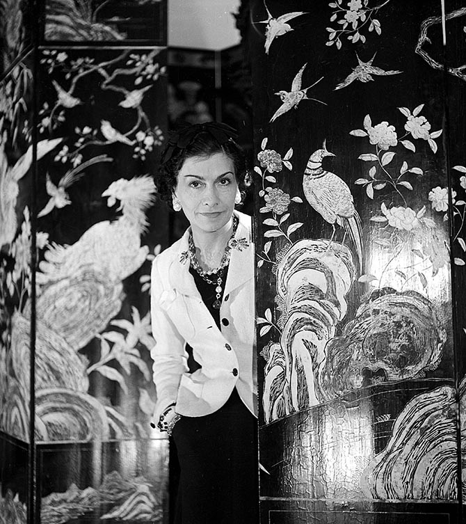 Coco Chanel wearing her Ravenna bracelet and Y necklace designed by Verdura around 1937. Photo Getty