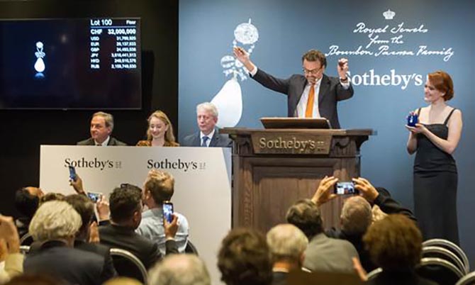 David Bennett, chairman of Sotheby’s international jewelry division conducting the sale of Marie Antoinette's historic pearl in Geneva on November 13, 2018. Photo courtesy