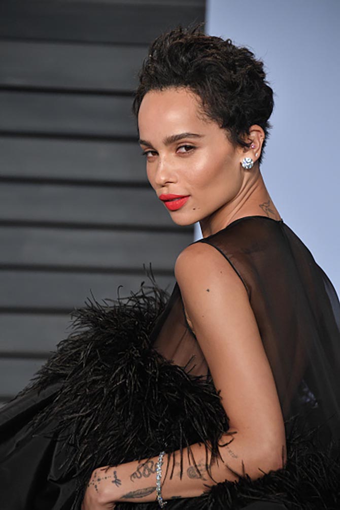At the Vanity Fair Oscar party, Zoë looked full-on movie star glam with tousled hair, a red pout, a short YSL black feathered dress and hefty 30-carat diamond studs by Lorraine Schwartz. 