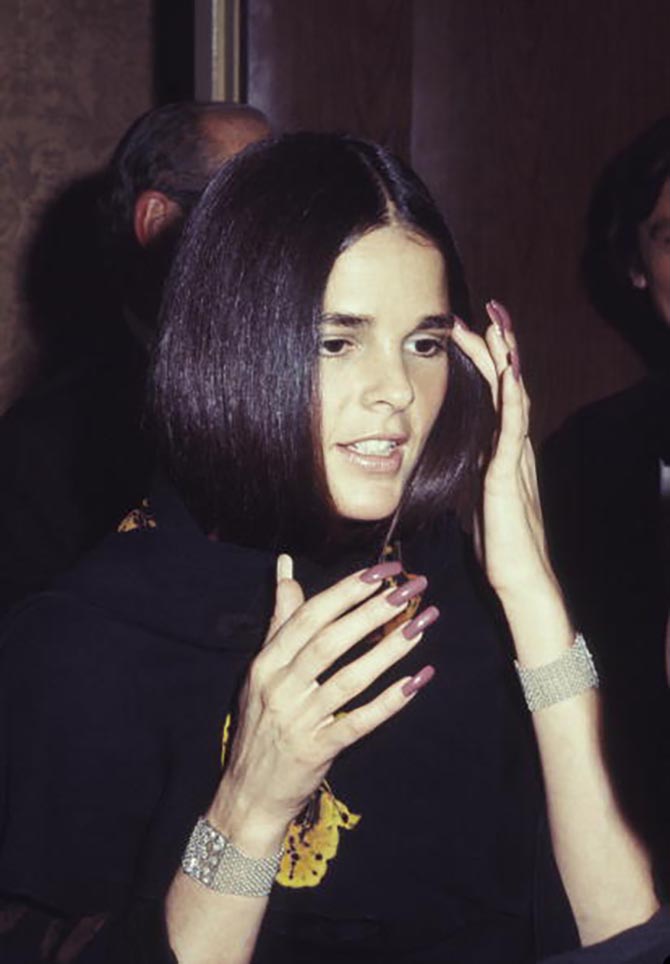 At a 1971 event for Theater Owners in New York, Ali MacGraw a pair of pearl and diamond bracelets.
