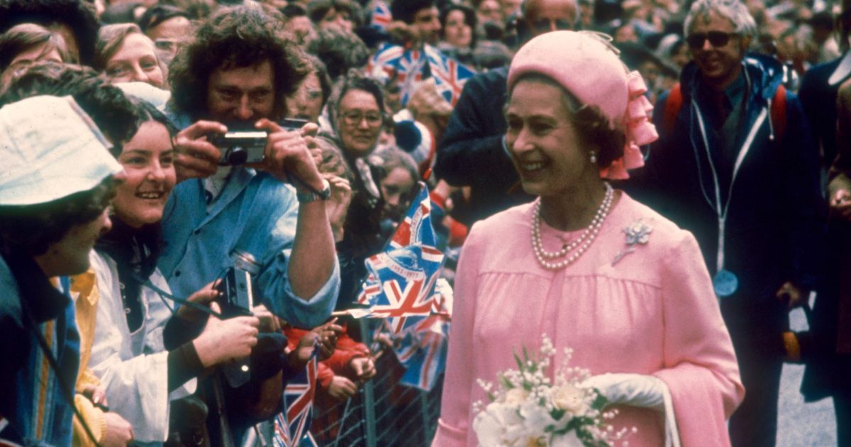 Queen reportedly changed original use of Williamson brooch's pink