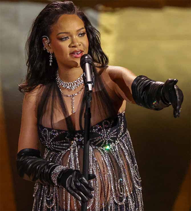 All 4 of Rihanna's Oscar Night Jewelry Looks